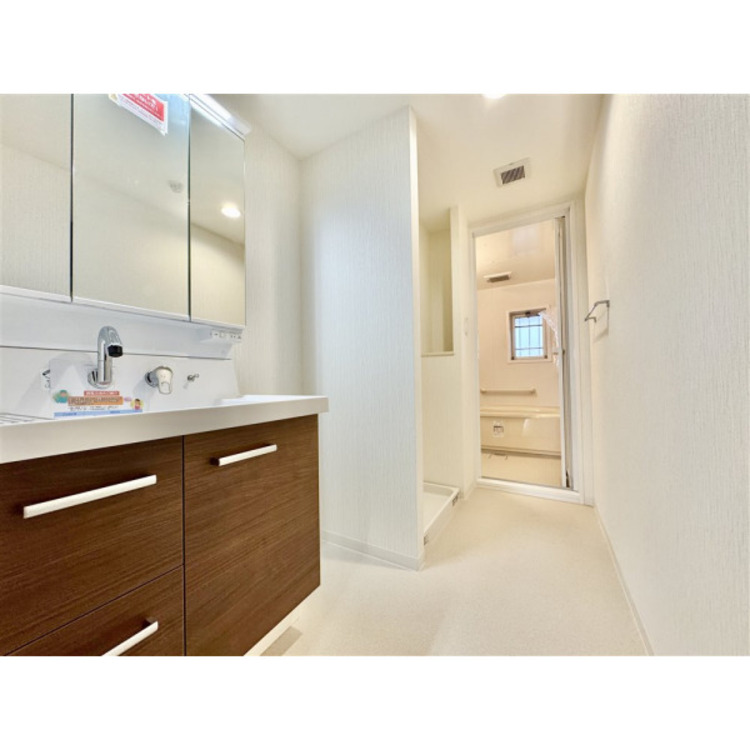 洗面 大きな鏡が付いた洗面化粧台です。