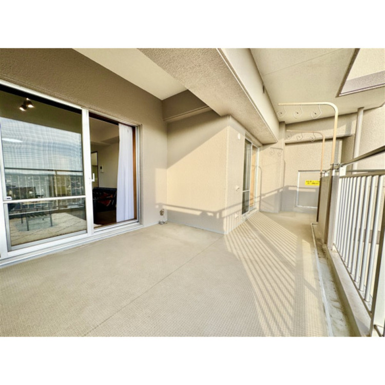 バルコニー ワイドなバルコニーで洗濯物もお布団も、たくさん干せます。広いバルコニーは使い勝手が良好です。