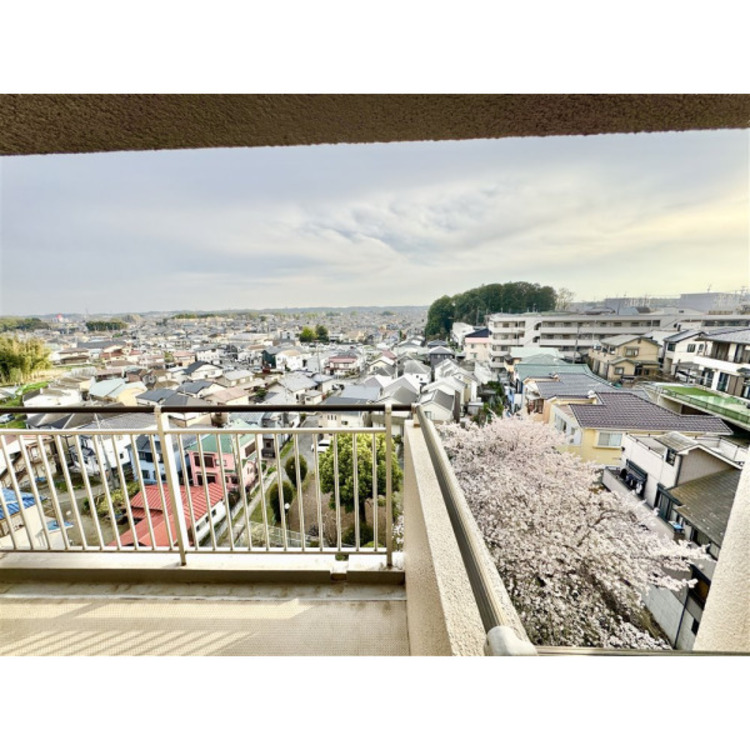 バルコニー 大きな空に囲まれた気持ちのいい家。バルコニーを覗くだけで圧倒的な開放感に包まれます。