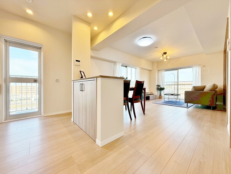 居間 居心地の良い空気感は、暮らしのステージを彩り、心からのやすらぎと満足感を与えてくれます。