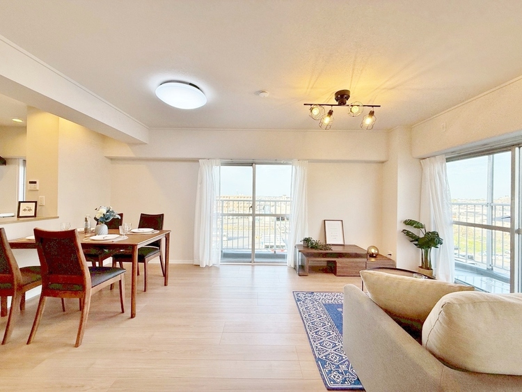 居間 飾り過ぎないシンプルな内装と偏り過ぎないデザインで統一しました。