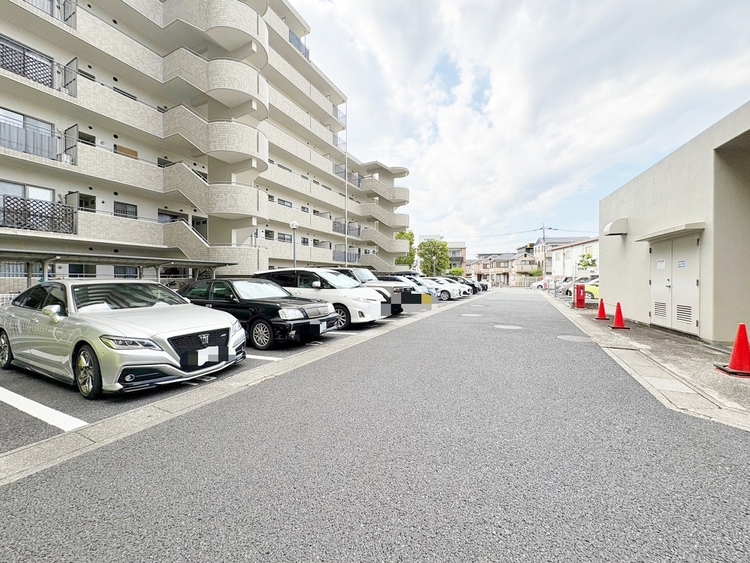 駐車場 本物件の駐車スペースです。車種制限のある場合もございますので、お気軽にお問い合わせくださいませ。