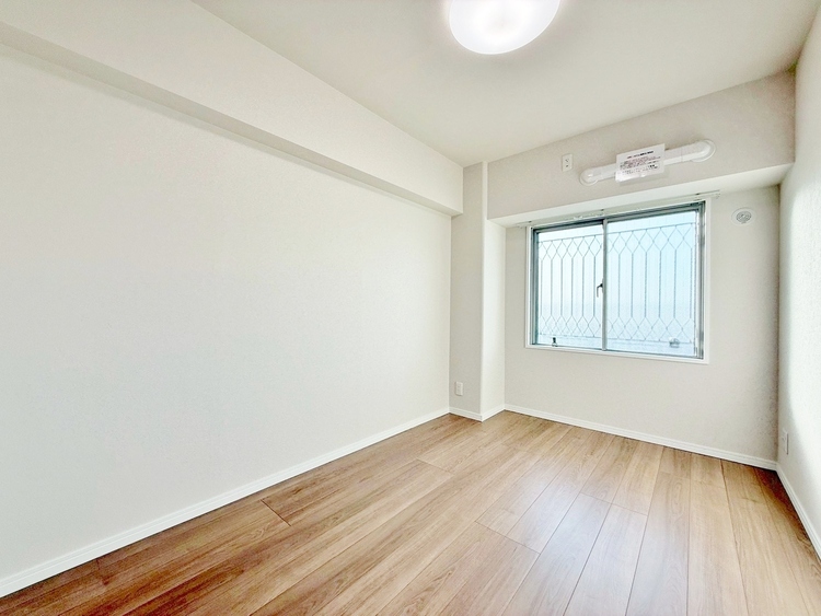 寝室 ベッドも十分に設置するスペースがあります。