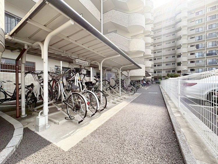 設備 整理整頓された駐輪場で、管理体制の良好さがうかがえます。