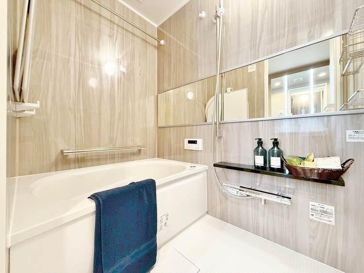 風呂 一日の疲れを癒すバスルームは、心地よいリラックスを叶える清潔感溢れる空間です。