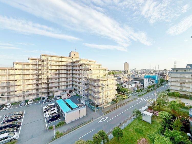 バルコニー 窓を開けると広がる青空。心をリフレッシュして日々を過ごしていきましょう。