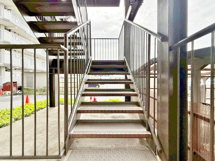 その他 落ち着いた雰囲気の階段。手すりも常設しているので、ゆったりお使いになれます。