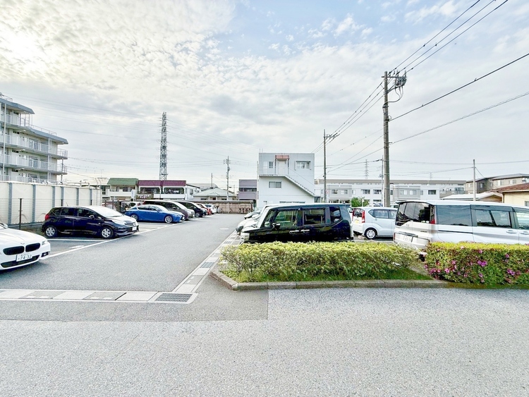 駐車場 本物件の駐車スペースです。車種制限のある場合もございますので、お気軽にお問い合わせくださいませ。