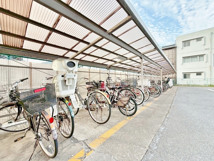 設備 きちんと整備された駐輪場。住む方の心遣いが感じられます。