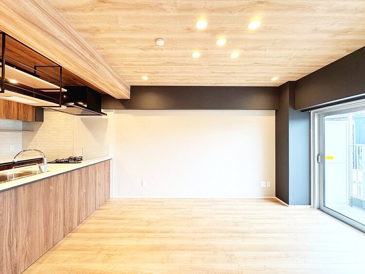 居間 忙しく過ぎゆく日常を置き去るほど、ゆったりした時間が流れるリビング。