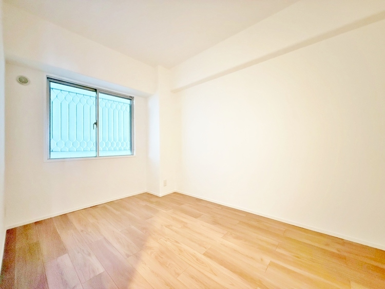 寝室 ベッドも十分に設置するスペースがあります。