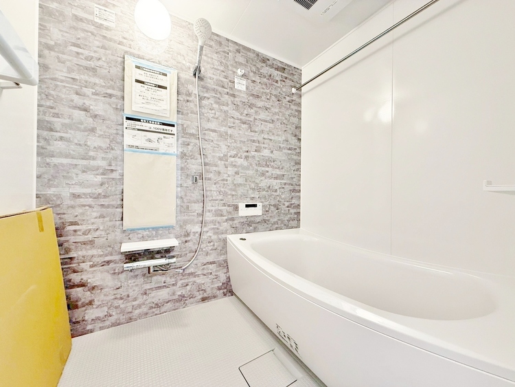 風呂 一日の疲れを癒すバスルームは、心地よいリラックスを叶える清潔感溢れる空間です。