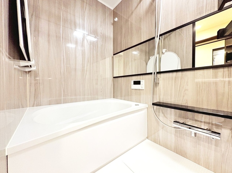 風呂 一日の疲れを癒すバスルームは、心地よいリラックスを叶える清潔感溢れる空間です。