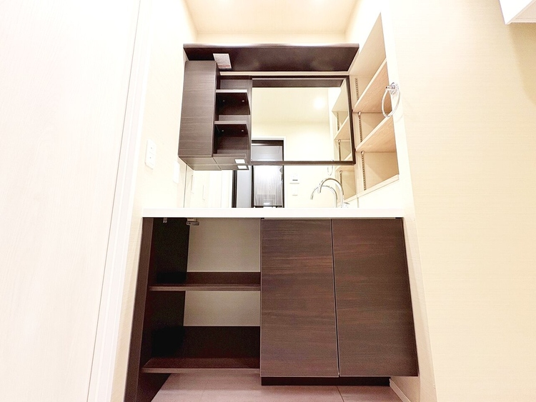 洗面 何かと物が増える場所だからこそ、スッキリと見映えの良い空間に。