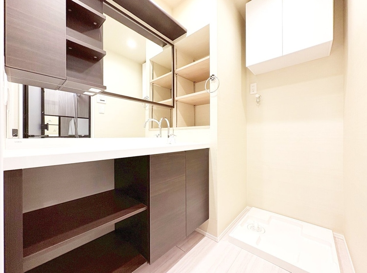 洗面 清潔感と心地よさを重視した、上質感漂うパウダールーム。