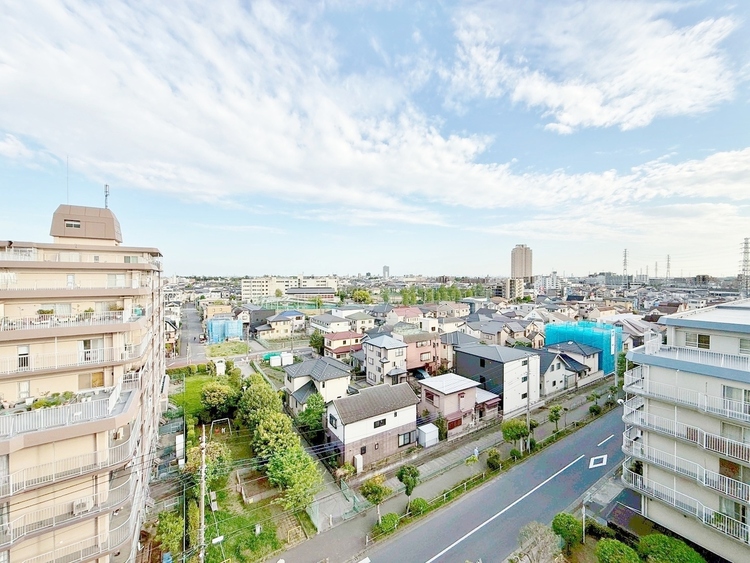 バルコニー 窓を開けると広がる青空。心をリフレッシュして日々を過ごしていきましょう。