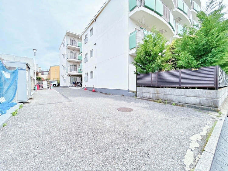 駐車場 本物件の駐車スペースです。車種制限のある場合もございますので、お気軽にお問い合わせくださいませ。