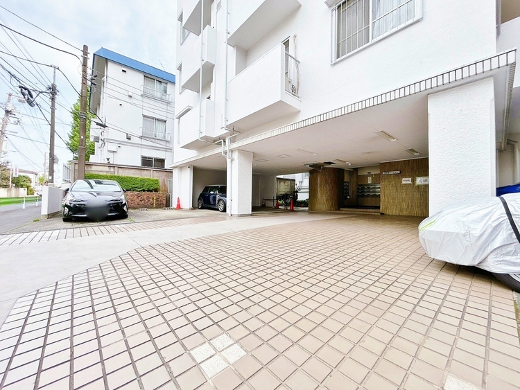 駐車場 本物件の駐車スペースです。車種制限のある場合もございますので、お気軽にお問い合わせくださいませ。