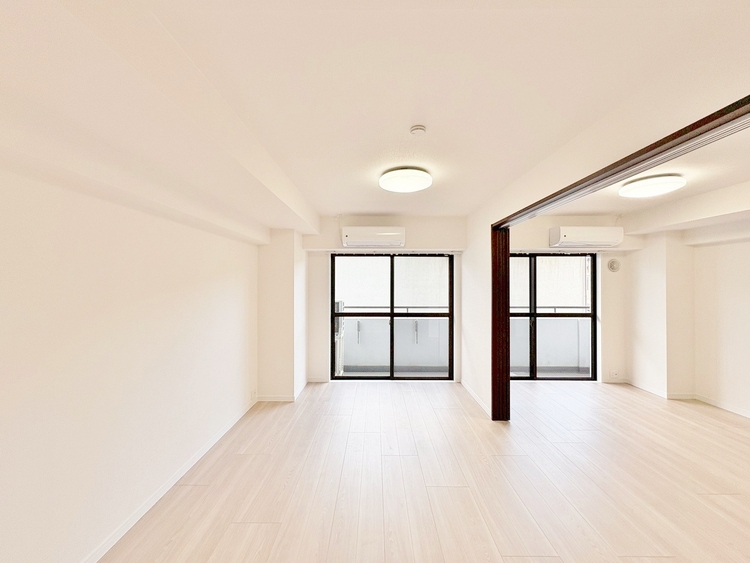 居間 忙しく過ぎゆく日常を置き去るほど、ゆったりした時間が流れるリビング。