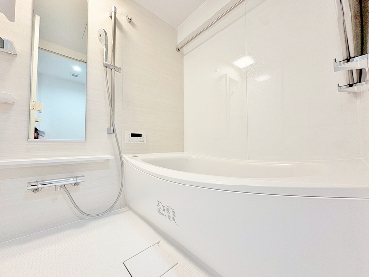 風呂 一日の疲れを癒すバスルームは、心地よいリラックスを叶える清潔感溢れる空間です。