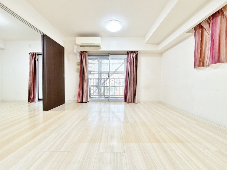 居間 忙しく過ぎゆく日常を置き去るほど、ゆったりした時間が流れるリビング。