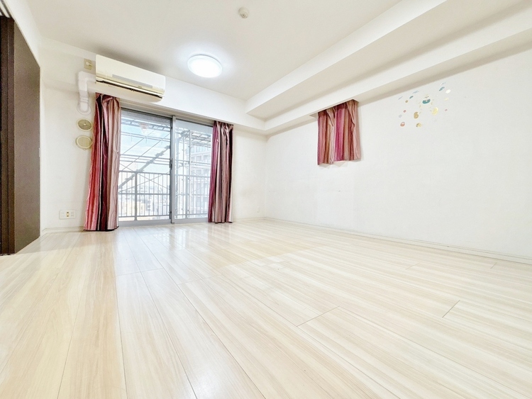 居間 居心地の良い空気感は、暮らしのステージを彩り、心からのやすらぎと満足感を与えてくれます。