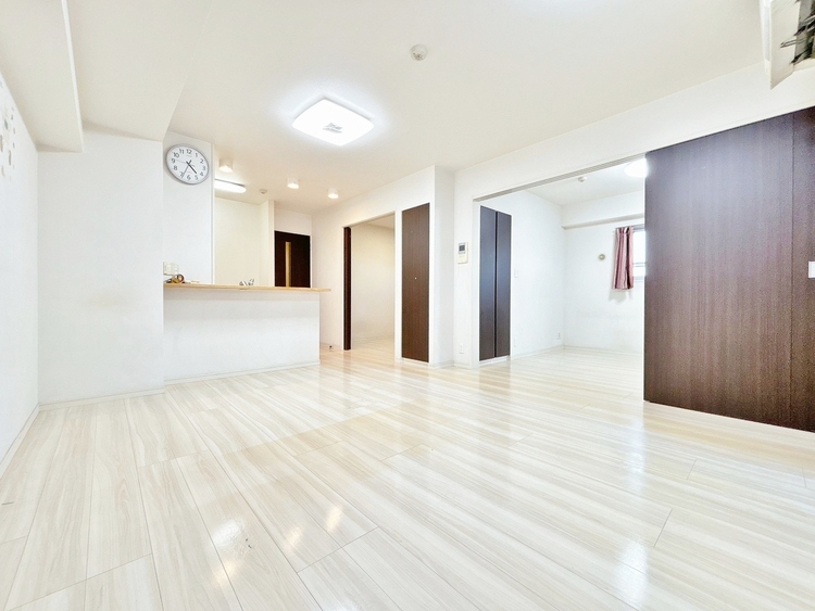 居間 快適に過ごす毎日を求めて、暮らしの中でご自身の「マイホーム」に創り上げてください。