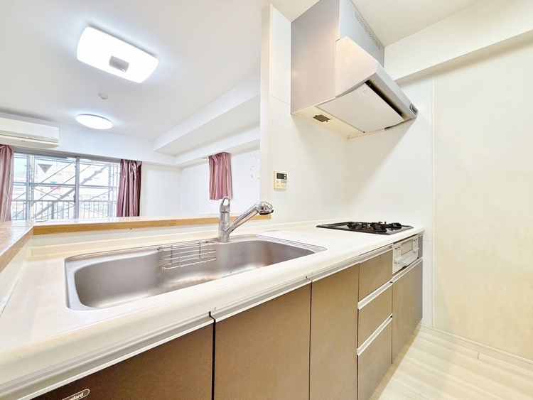 キッチン スマートな意匠と充実の機能を備えたキッチンが、暮らしにおいしい彩りを添えます。