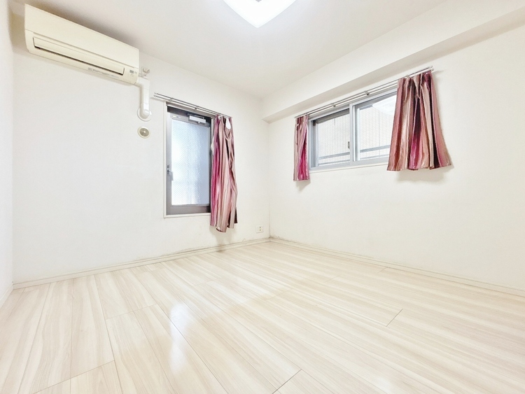 寝室 ベッドも十分に設置するスペースがあります。