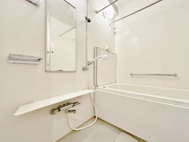 風呂 一日の疲れを癒すバスルームは、心地よいリラックスを叶える清潔感溢れる空間です。