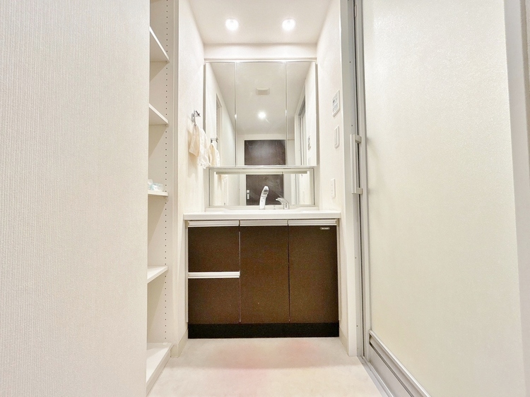洗面 何かと物が増える場所だからこそ、スッキリと見映えの良い空間に。