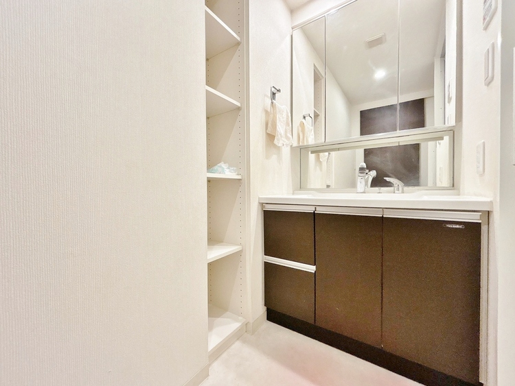 洗面 清潔感と心地よさを重視した、上質感漂うパウダールーム。