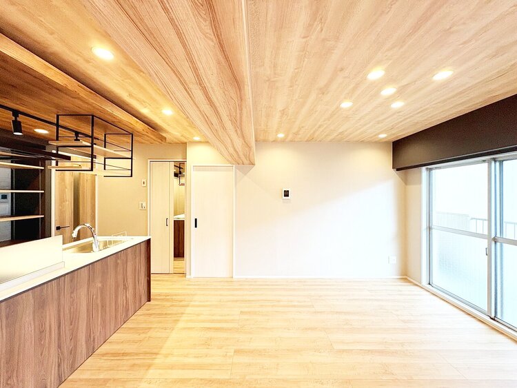 居間 忙しく過ぎゆく日常を置き去るほど、ゆったりした時間が流れるリビング。