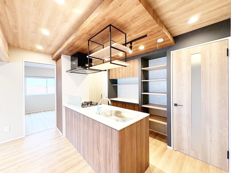 キッチン スマートな意匠と充実の機能を備えたキッチンが、暮らしにおいしい彩りを添えます。