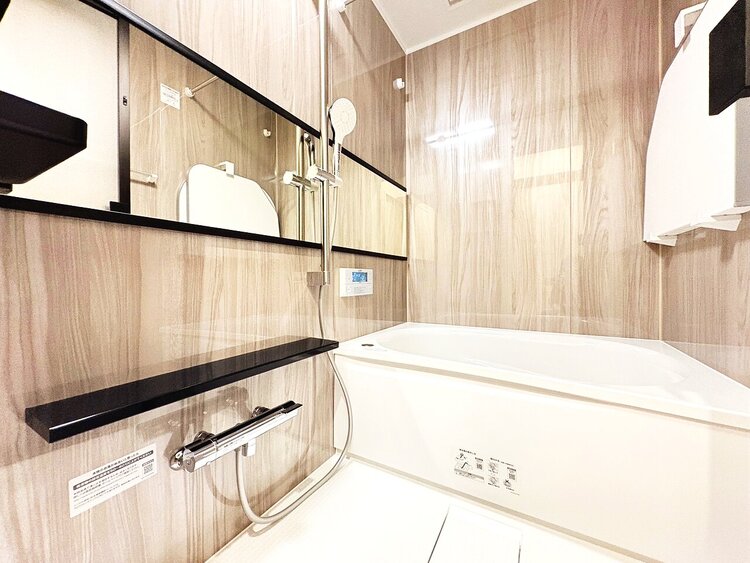 風呂 一日の疲れを癒すバスルームは、心地よいリラックスを叶える清潔感溢れる空間です。