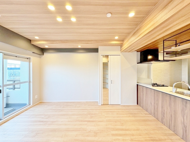 居間 飾り過ぎないシンプルな内装と偏り過ぎないデザインで統一しました。