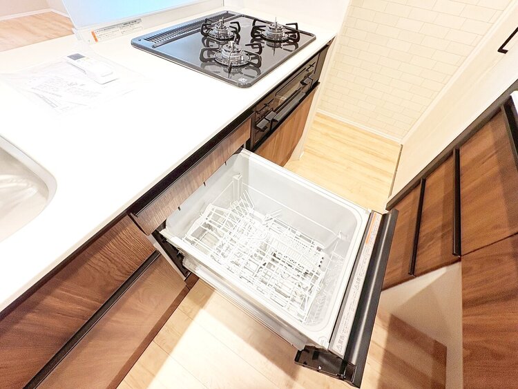 設備 食器洗いの負担を軽減。手荒れを抑えて、節水効果も見込めます。省スペースのビルトインタイプです。