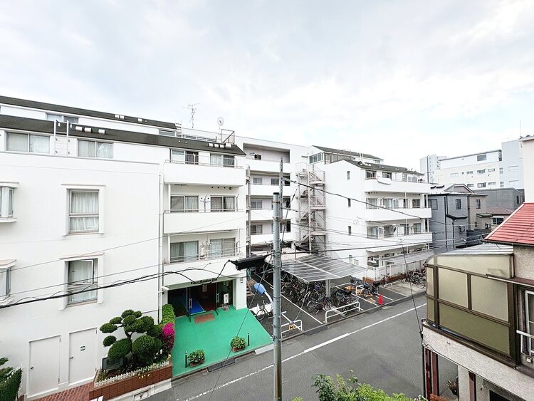 バルコニー 窓を開けると広がる青空。心をリフレッシュして日々を過ごしていきましょう。