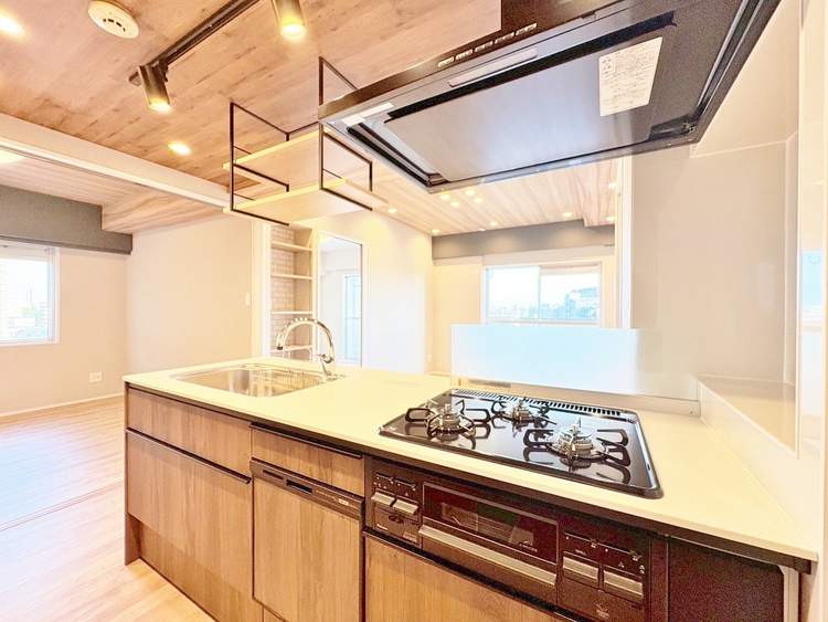 キッチン スマートな意匠と充実の機能を備えたキッチンが、暮らしにおいしい彩りを添えます。