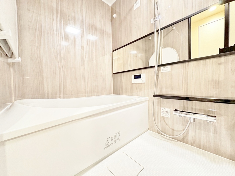 風呂 一日の疲れを癒すバスルームは、心地よいリラックスを叶える清潔感溢れる空間です。