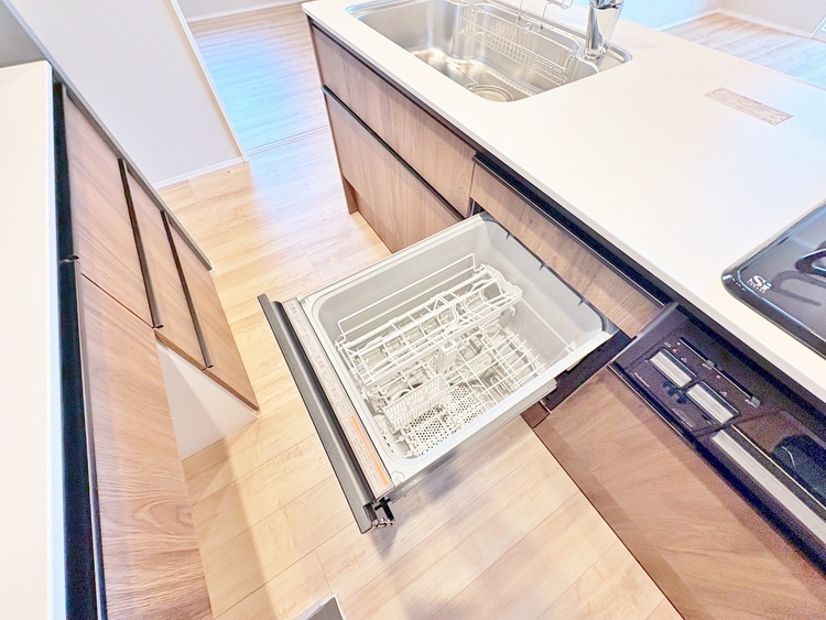 設備 食器洗いの負担を軽減。手荒れを抑えて、節水効果も見込めます。省スペースのビルトインタイプです。
