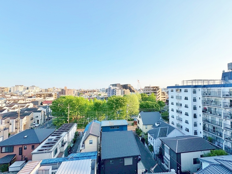 バルコニー 窓を開けると広がる青空。心をリフレッシュして日々を過ごしていきましょう。