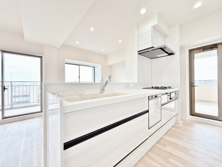 キッチン スマートな意匠と充実の機能を備えたキッチンが、暮らしにおいしい彩りを添えます。