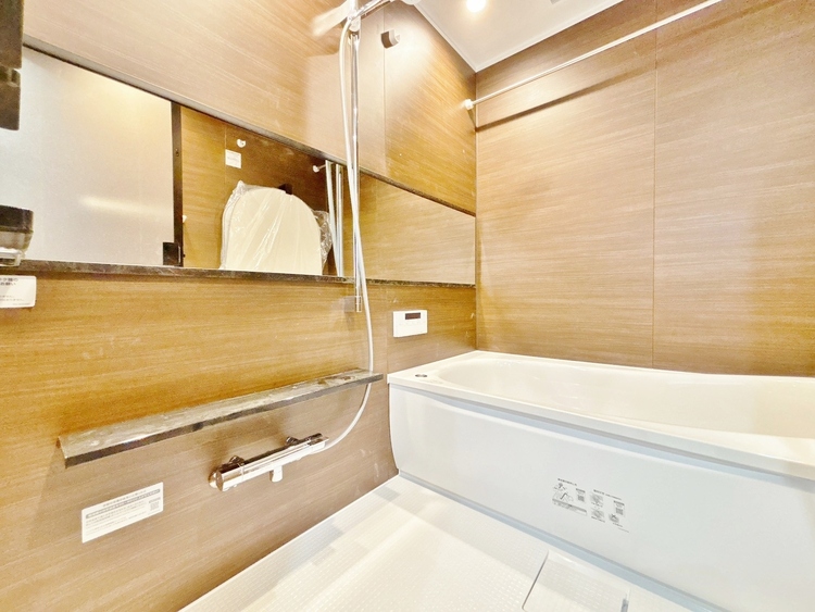 風呂 一日の疲れを癒すバスルームは、心地よいリラックスを叶える清潔感溢れる空間です。