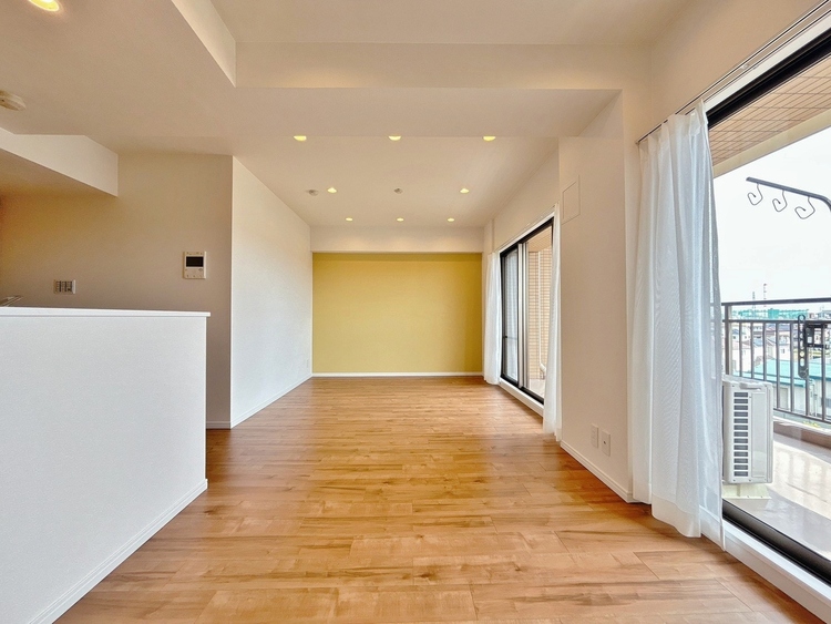 居間 居心地の良い空気感は、暮らしのステージを彩り、心からのやすらぎと満足感を与えてくれます。