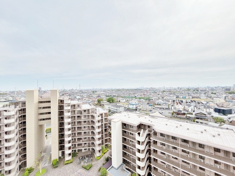 バルコニー 窓を開けると広がる青空。心をリフレッシュして日々を過ごしていきましょう。