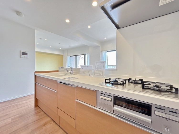 キッチン スマートな意匠と充実の機能を備えたキッチンが、暮らしにおいしい彩りを添えます。