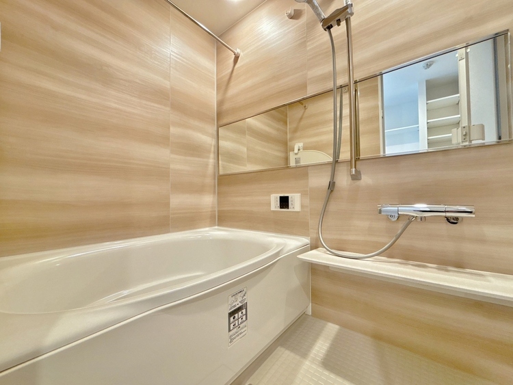 風呂 一日の疲れを癒すバスルームは、心地よいリラックスを叶える清潔感溢れる空間です。