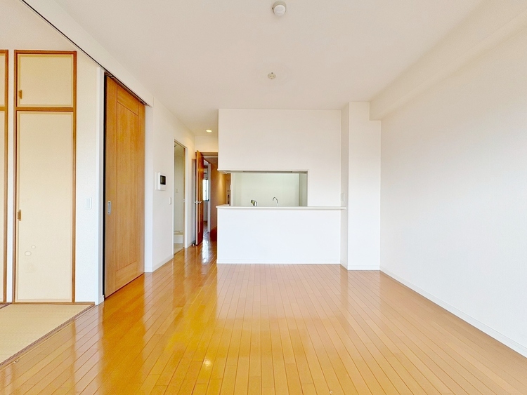 居間 忙しく過ぎゆく日常を置き去るほど、ゆったりした時間が流れるリビング。