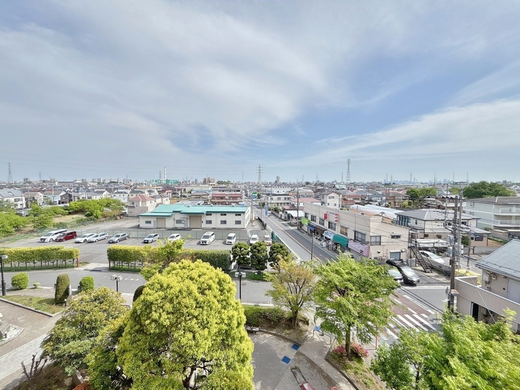 バルコニー 窓を開けると広がる青空。心をリフレッシュして日々を過ごしていきましょう。